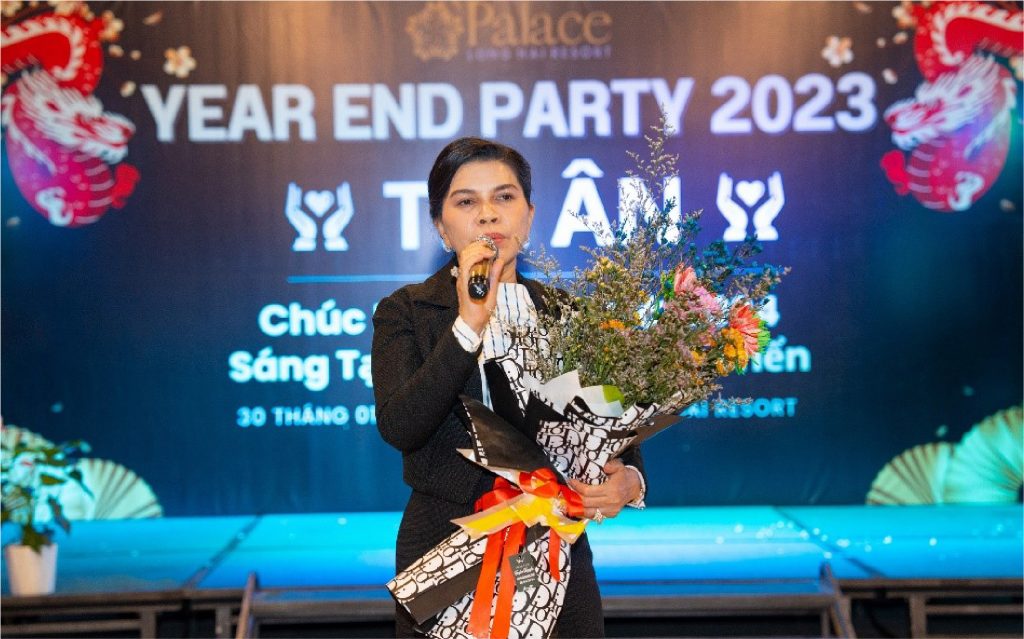 Buổi tiệc vinh dự có sự hiện diện của Bà Đặng Thị Kim Oanh – Chủ tịch HĐQT, Tổng Giám đốc Kim Oanh Group. Và những  “phần thưởng nóng” từ Chủ tịch đã được trao tới tay những nhân viên may mắn nhất trong buổi tiệc
