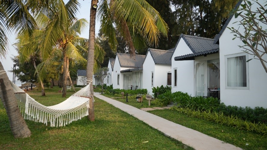 Nép mình bên bờ biển xinh đẹp, điểm nghỉ dưỡng với các bungalow xinh xắn dễ làm xiêu lòng du khách ngay từ cái nhìn đầu tiên.