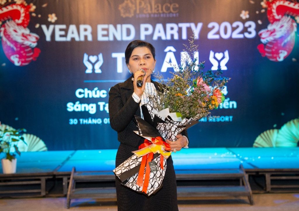 Buổi tiệc vinh dự có sự hiện diện của Bà Đặng Thị Kim Oanh – Chủ tịch HĐQT, Tổng Giám đốc Kim Oanh Group. Và những  "phần thưởng nóng" từ Chủ tịch đã được trao tới tay những nhân viên may mắn nhất trong buổi tiệc
