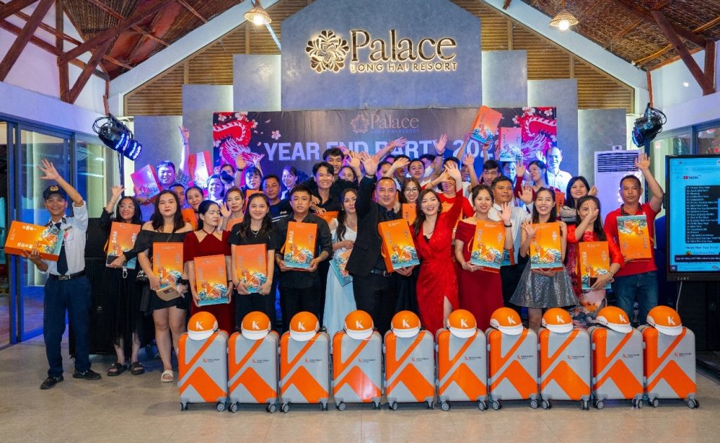 Cũng trong buổi tiệc này, Palace Long Hai Resort tổ chức sinh nhật cho các nhân viên có sinh nhật trong Quý IV và trao tặng quà Tết cho toàn thể cán bộ nhân viên tại Resort