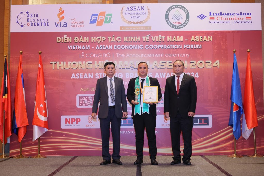 Ông Huỳnh Thanh Quang - Giám đốc Palace Long Hai Resort nhận danh hiệu Sản phẩm - Dịch vụ chất lượng ASEAN 2024 cho Khu nghỉ dưỡng