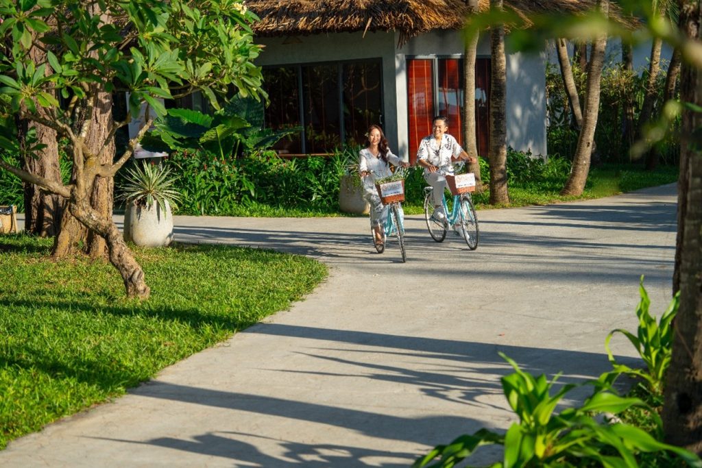 Du khách đạp xe thư giãn trong khung cảnh yên bình của Palace Long Hai Resort