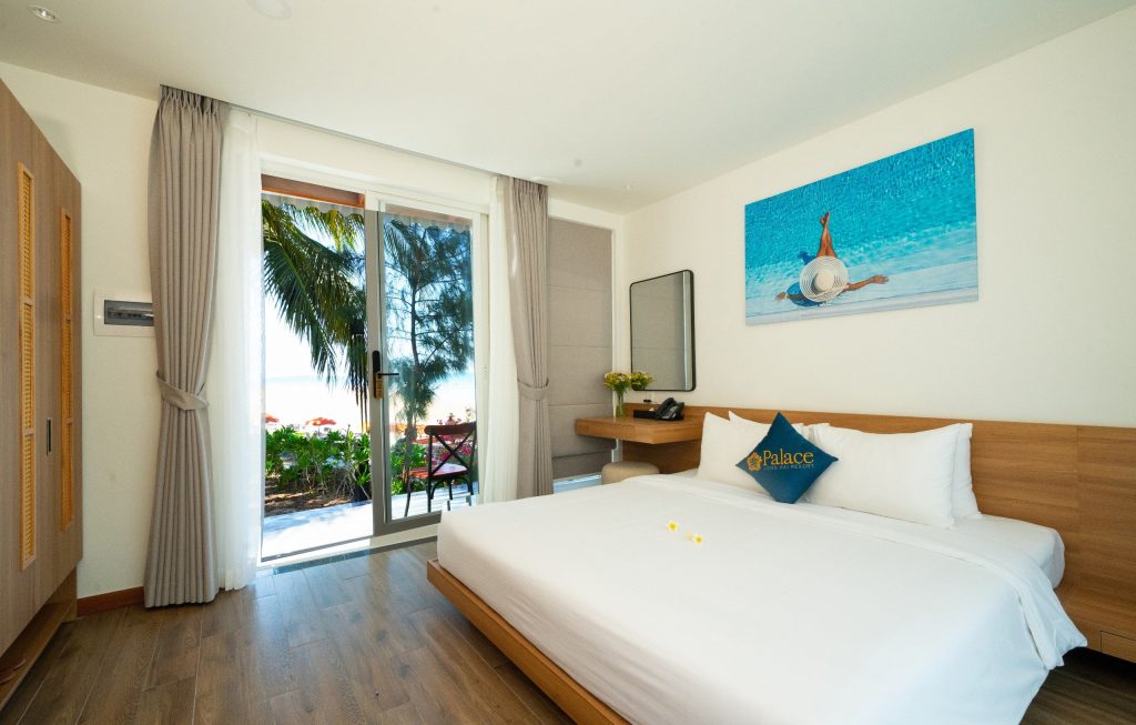 Tất cả các bungalow tại Palace Long Hai Resort đều có view biển và ngập tràn sắc xanh