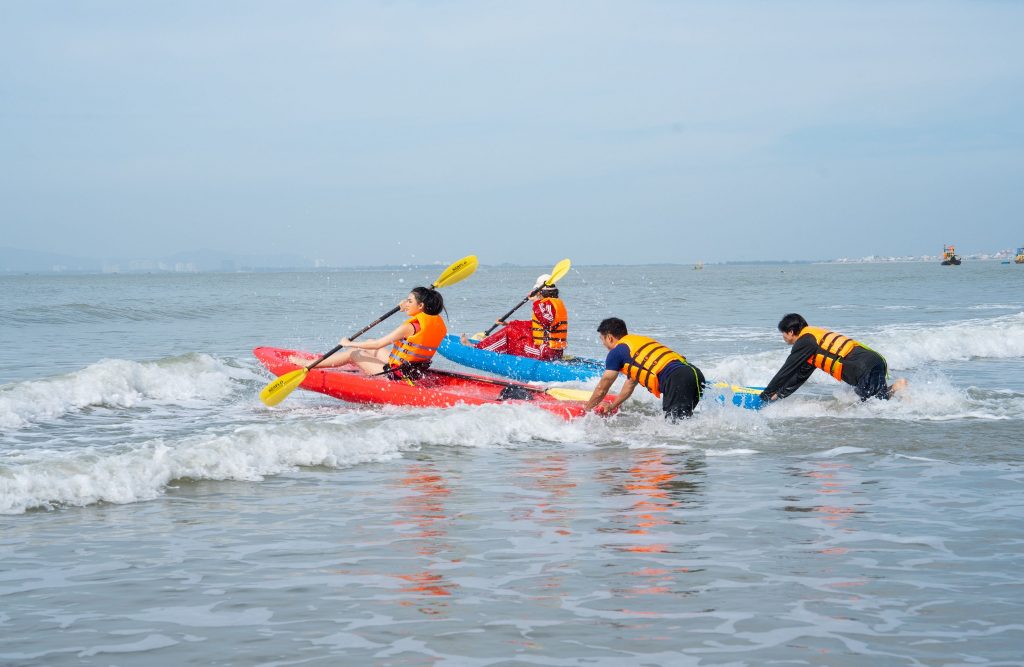 Nhiều du khách thích thú khi trải nghiệm hoạt động chèo thuyền kayak tại Palace Long Hai Resort